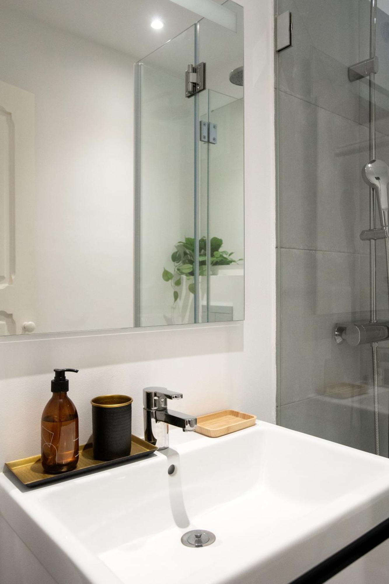 Charming 3-bedroom Retreat In The Heart Of Apartamento *