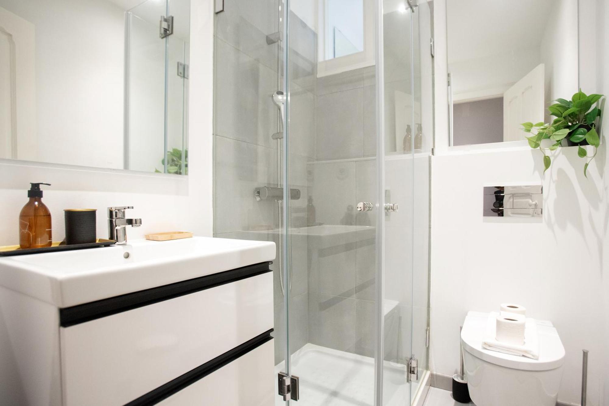 Charming 3-bedroom Retreat In The Heart Of *