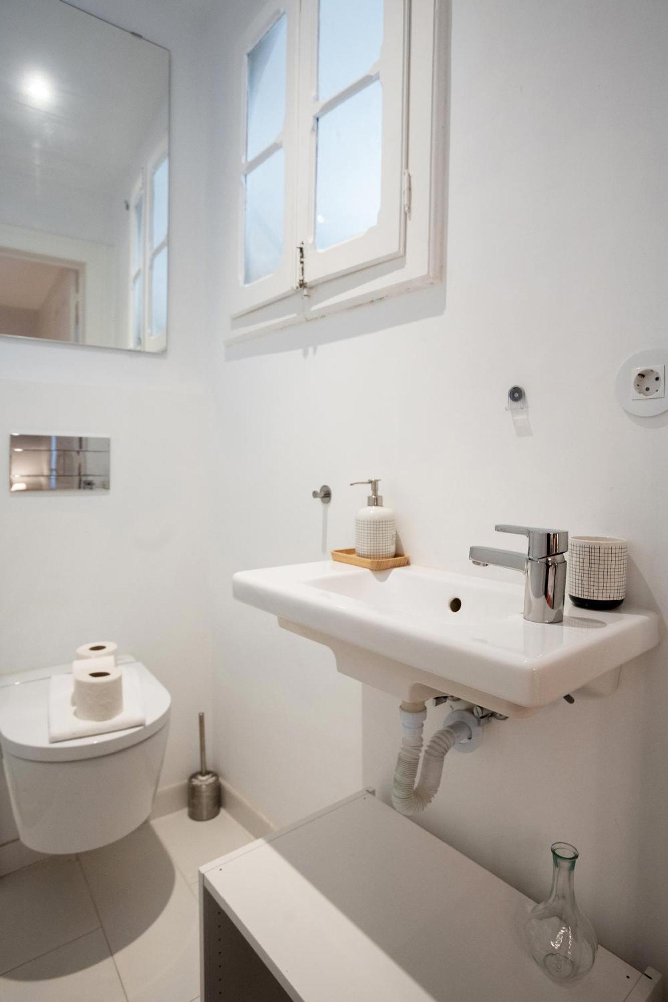 Apartamento Charming 3-bedroom Retreat In The Heart Of
